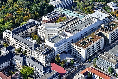 Luftaufnahme von Südost nach Nordwest. Diagonal im Bild ein mehrstöckiges Karree aus Gebäuden des Uni-Klinikums: Altes Universitätskrankenhaus, Zentrallabor und Chirurgisches Zentrum. Innenliegend die Anästhesiologische Klinik. Dem Chirurgischen Zentrum vorgelagert rechts das Bettenhaus Chirurgie. 