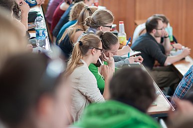 Gruppe von Studierenden im Hörsaal während einer Vorlesung.