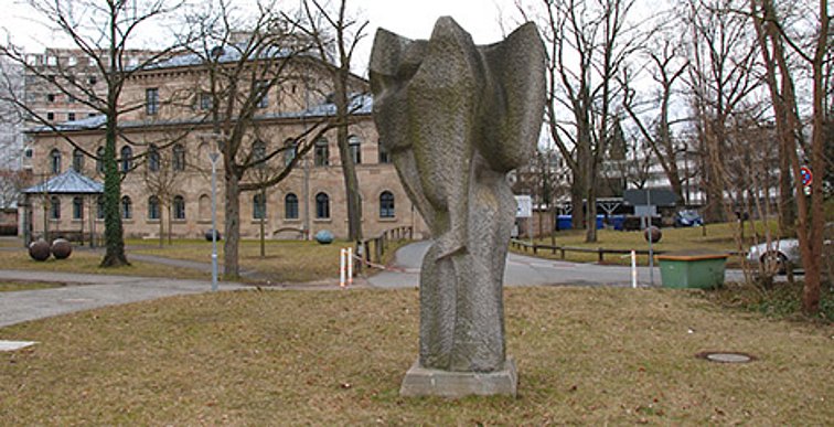 Sich nach unten verjüngende abstrakte Steinfigur von ca. 5 Meter Höhe.