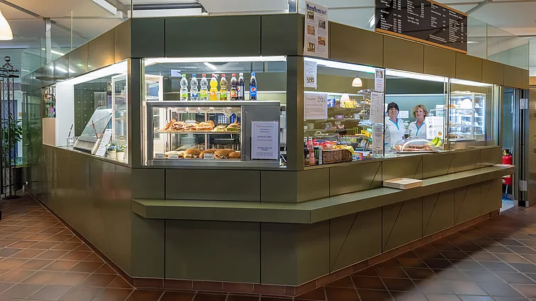 Cafeteria-Häuschen mit Durchreiche und Glasvitrinen.