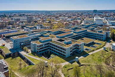 Luftaufnahme des langgesteckten und verzweigten Internistischen Zentrums in grüner Lage von Nordwest.