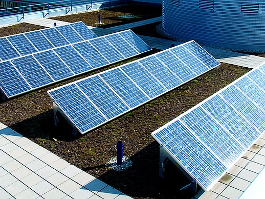 Solaranlagen auf dem Dach eines Klinikgebäudes.