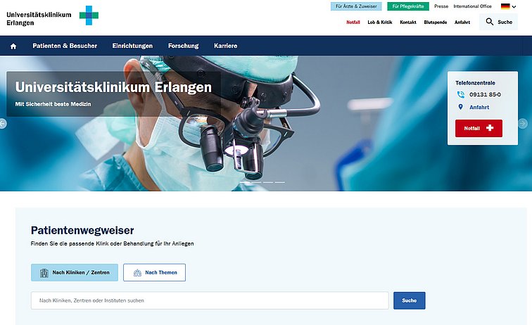 Startseite des Uniklinikums Erlangen im bläulichen Corporate Design mit Patientenwegweiser, Button für Notfälle und Nummer der Telefonzentrale.