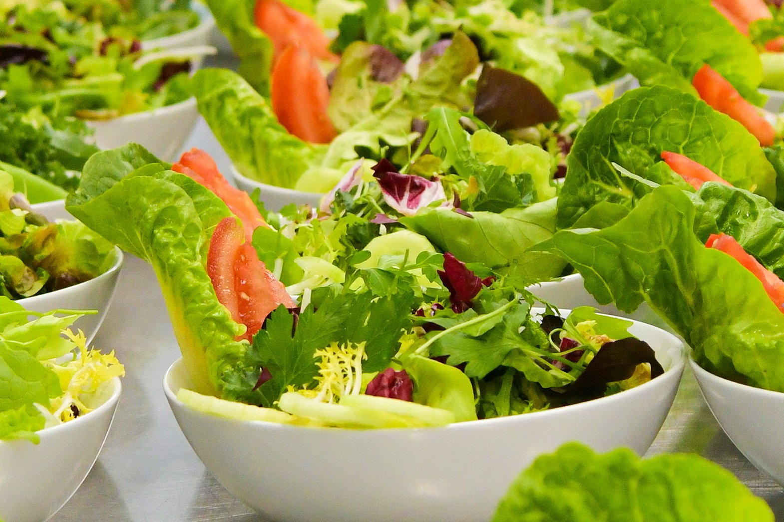 Frischer grüner Salat mit Tomaten.