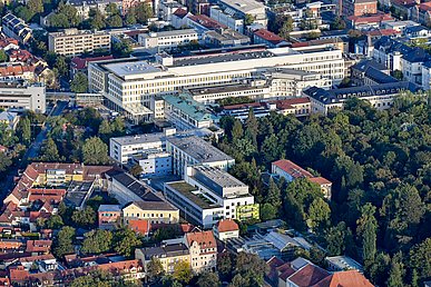 Luftaufnahme von West nach Ost. Im Vordergrund die drei Hauptgebäude der Kinder- und Jugendklinik, dahinter das Chirurgische Zentrum.