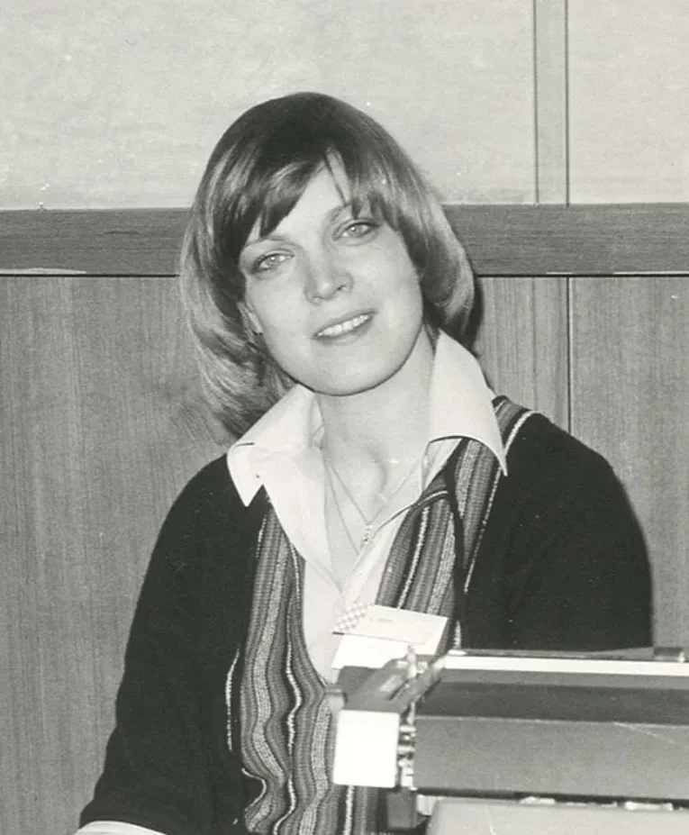 Quelle: Christine Fiedler, Pflegedirektion des Universitätsklinikums Erlangen Alte Sepiaaufnahme. Junge Frau schaut mit wachem Blick in die Kamera.