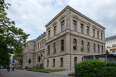 Blick auf das historische dreistöckige Sandsteingebäude des Pathologischen Instituts. 